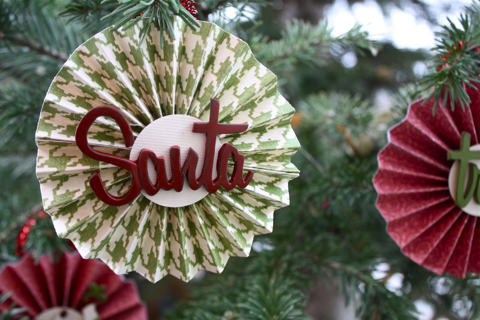 Paper Christmas Decorations You Can Make at Home - A DIY Projects