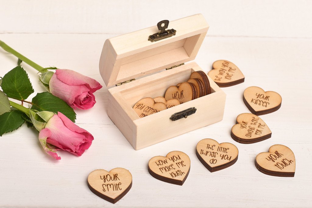 30 Romantic Gifts for Her To Make Someone Fall In Love With You