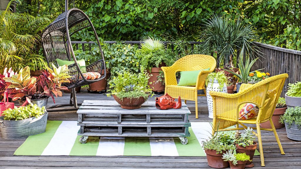 Make a Hanging Mini-garden For Your Front Door