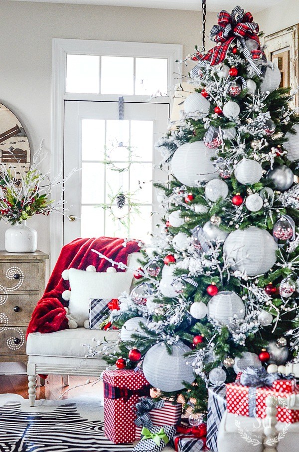 Christmas Tree With White Paper Lanterns