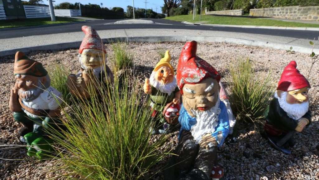 Arranging garden gnomes