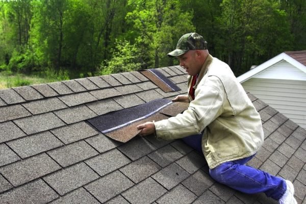 Are You Looking for Asphalt Roof Repairs? Don’t Ignore These 7 Signs!