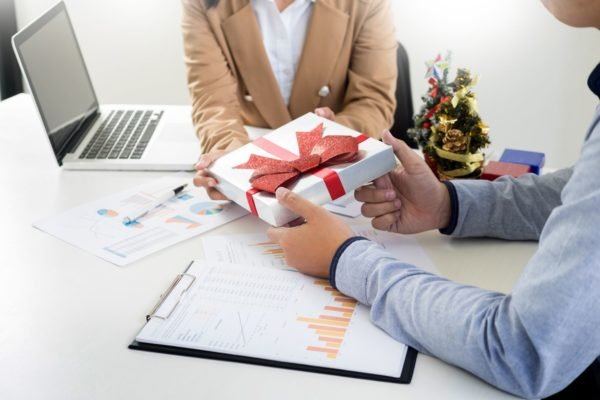 How Realtors Should Choose the Right Closing Gifts for Buyers